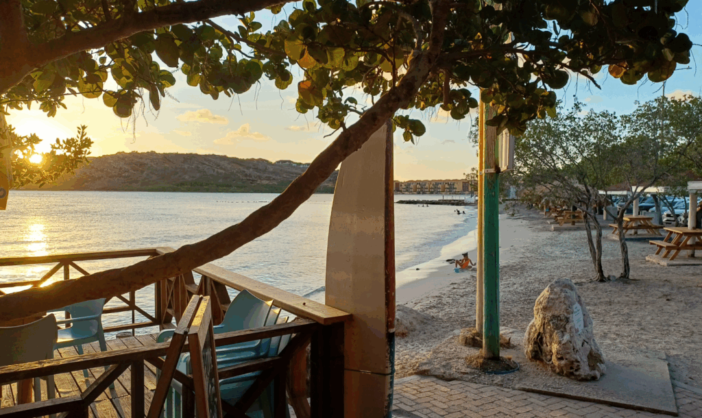 Zonsondergang bij Caracasbaai strand Curaçao – rustige baai met lokale sfeer dichtbij Villa Topzicht