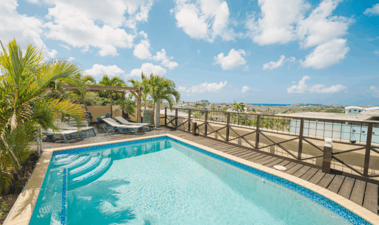 Magnesium zwembad van Villa Topzicht Curaçao met uitzicht over Cas Grandi en de Caribische zee – ideaal voor een rustige vakantie op Curaçao