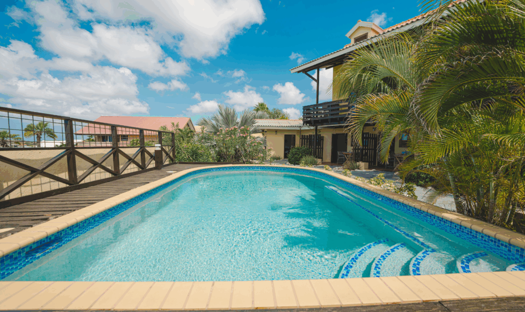 Magnesium zwembad bij Villa Topzicht Curaçao – zacht voor huid en spieren en ideaal voor een rustige vakantie op Curaçao