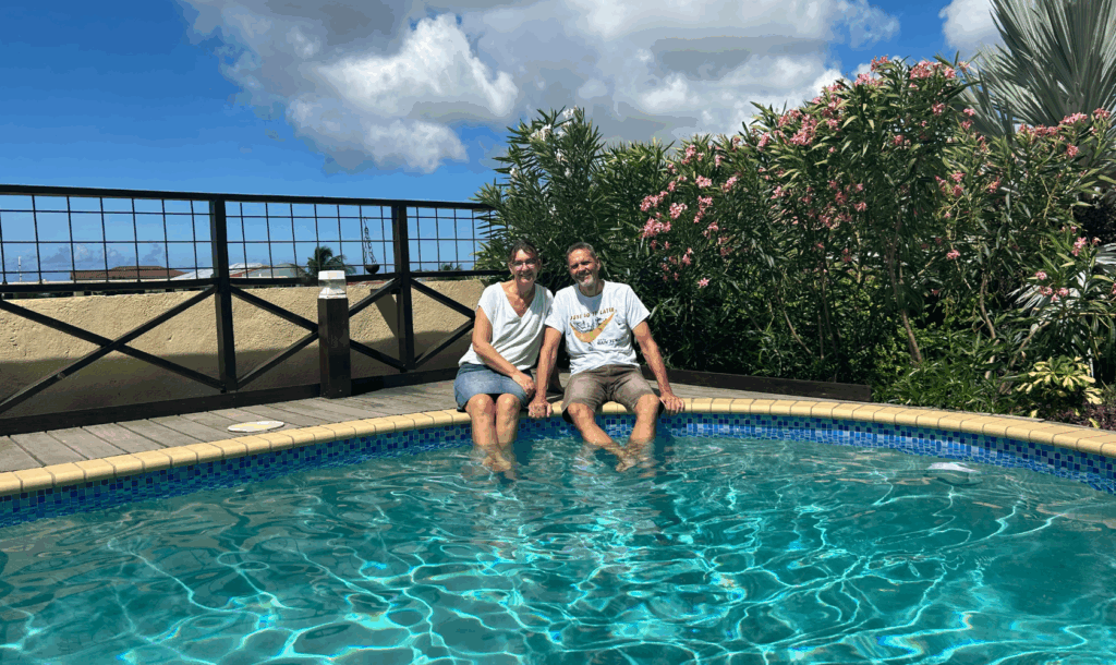 Barbara en Arend van Villa Topzicht Curaçao bij het magnesium zwembad – gekozen om de gezondheid van huid, spieren en gewrichten te ondersteunen