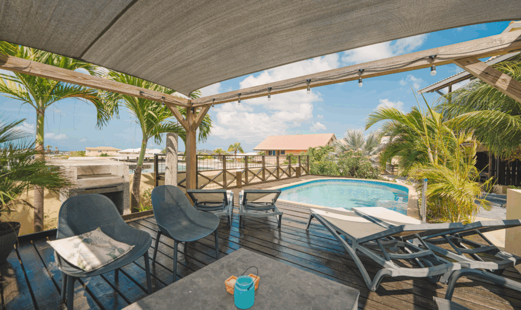 Loungeplek bij het magnesium zwembad van Villa Topzicht Curaçao – ontspannen genieten bij een kleinschalig resort voor een rustige vakantie op Curaçao
