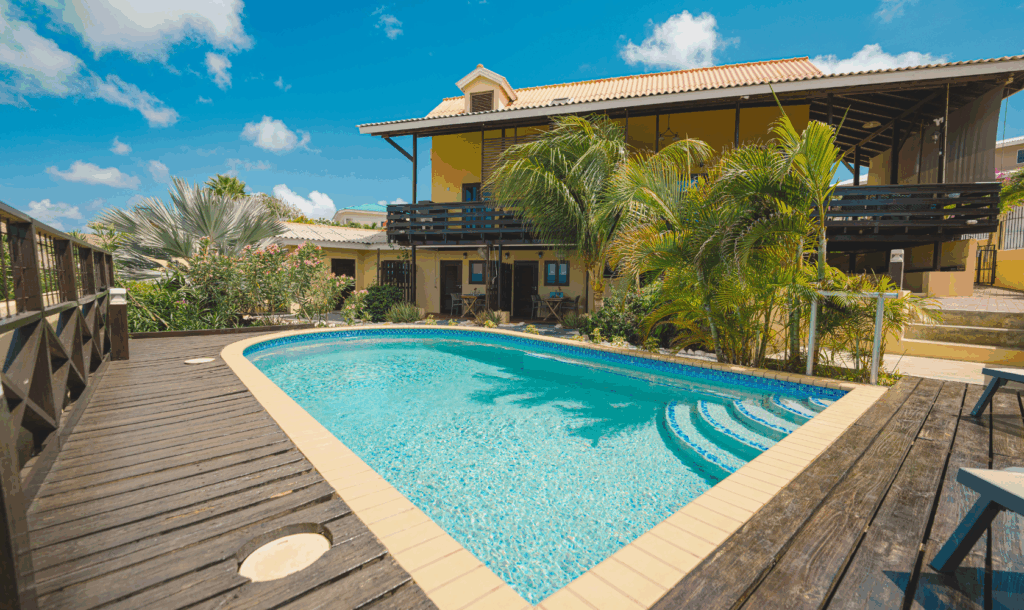 Magnesium zwembad bij Villa Topzicht Curaçao – zacht water en rustgevend uitzicht dat door gasten wordt geroemd tijdens hun rustige vakantie op Curaçao