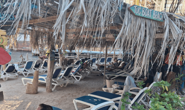 Tugboat Beach Curaçao – laid-back strand met beach bar en kleurrijke sfeer