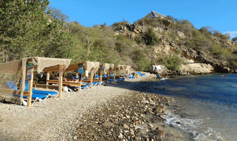 Tugboat Beach Curaçao – laid-back strand met beach bar en kleurrijke sfeer