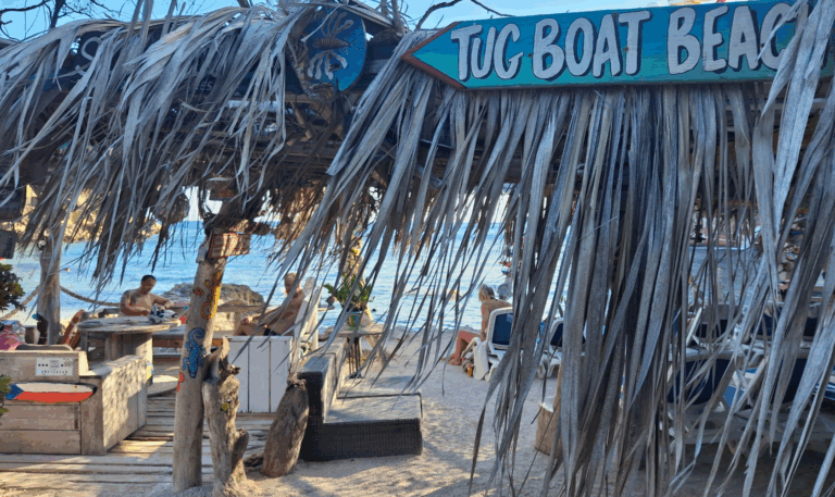 Tugboat Beach Curaçao – laid-back strand met beach bar en kleurrijke sfeer