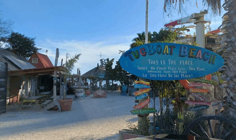 Tugboat Beach Curaçao – laid-back strand met beach bar en kleurrijke sfeer