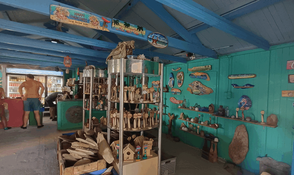 Souvenirs gemaakt door lokale kunstenaars bij Tugboat Beach Curaçao