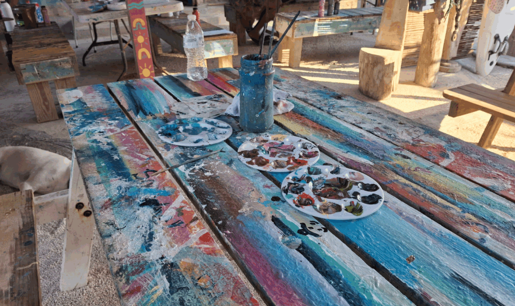 Be The Artist workshop bij Tugboat Beach Curaçao – schilderen op drijfhout