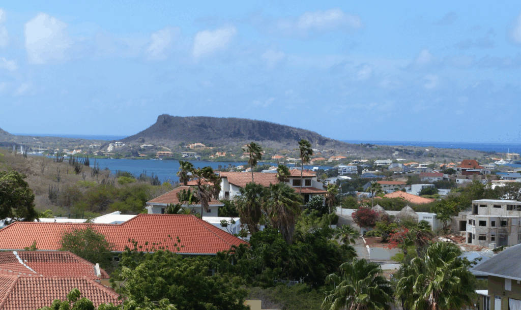 Uitzicht vanaf Villa Topzicht Curaçao over Cas Grandi met zicht op de Kabrietenberg