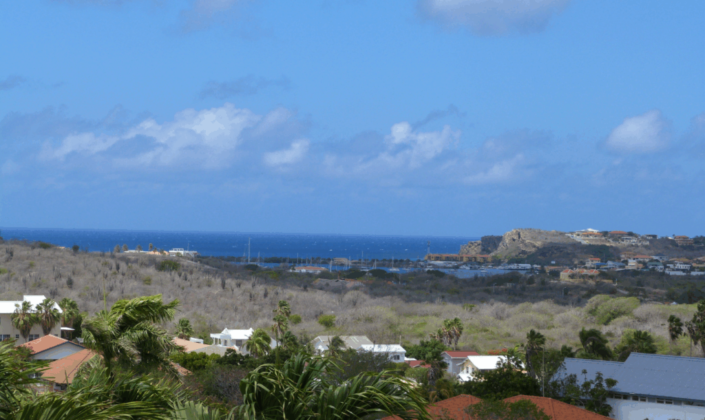 Uitzicht vanaf Villa Topzicht over de Caracasbaai en de Caribische zee – ideaal voor een rustige vakantie op Curaçao